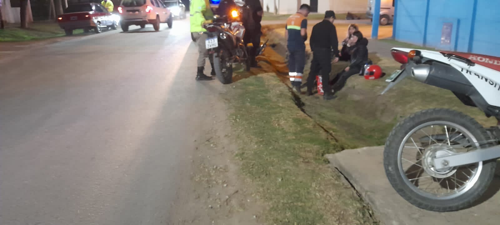 Una motociclista impactó contra un auto y protagonizaron un fuerte accidente